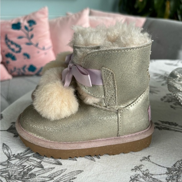 Uggs Sz 8 - Picture 3 of 4